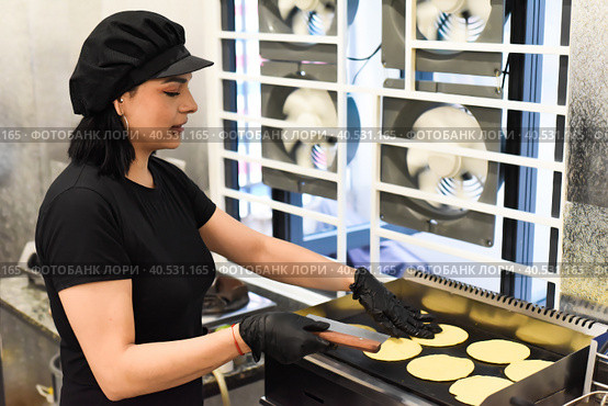 Mexican woman making tacos in a kitchen of a mexican cafe (2022 год). Стоковое фото, фотограф Татьяна Терехина / Фотобанк Лори