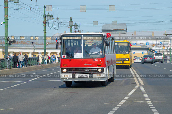 Междугородный автобус икарус 255.72 на параде ретро транспорта. Международный транспортный фестиваль SPb TransportFest. Санкт-Петербург (2023 год). Редакционное фото, фотограф Виктор Карасев / Фотобанк Лори