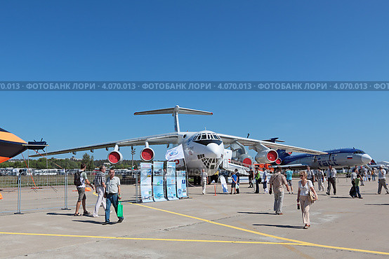 Международный авиационно-космический салон МАКС-2011. Люди смотрят образцы авиатехники. Редакционное фото, фотограф Игорь Долгов / Фотобанк Лори