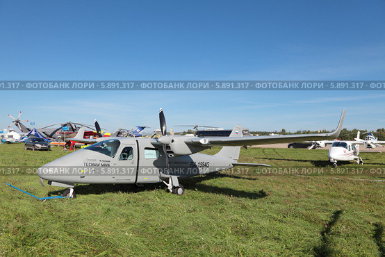 Международный авиационно-космический салон МАКС-2011. Tecnam P-2006T - четырехместный двухдвигательный высокоплан с убирающимися шасси (2013 год). Редакционное фото, фотограф Игорь Долгов / Фотобанк Лори