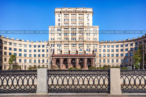 МГТУ им.Баумана, Лефортовская набережная, река Яуза, Москва (2022 год). Стоковое фото, фотограф Baturina Yuliya / Фотобанк Лори