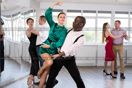 Middle-aged man and woman practicing waltz in dancing studio. Стоковое фото, фотограф Яков Филимонов / Фотобанк Лори