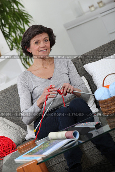 Middle-aged woman knitting. Стоковое фото, агентство Ingram Publishing / Фотобанк Лори