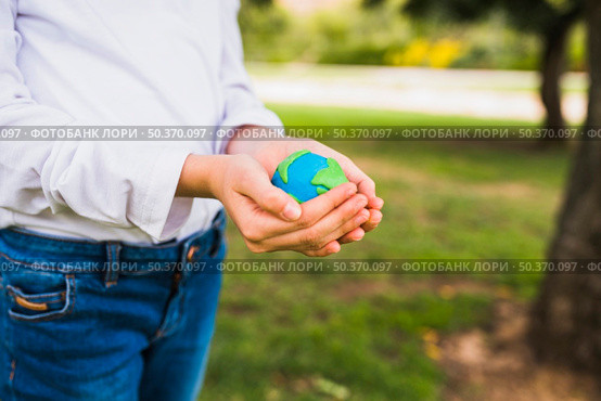 midsection girl holding globe cupped hands. Стоковое фото, агентство Ingram Publishing / Фотобанк Лори