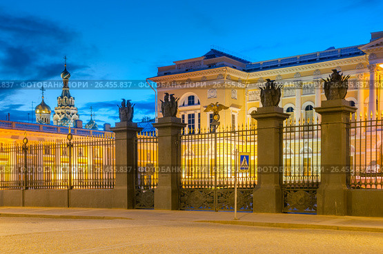 Mikhailovsky Palace in the White Nights. The main building of the State Russian Museum. St. Petersburg. Russia (2017 год). Редакционное фото, фотограф Ольга Визави / Фотобанк Лори