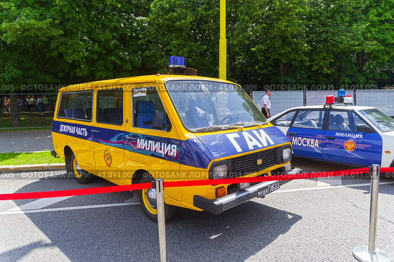 Микроавтобус РАФ-2203 в цветовой схеме патрульного автомобиля ГАИ. Городской фестиваль старой автомобильной техники на Воробьевых горах, Москва. (2023 год). Редакционное фото, фотограф Сергей Рыбин / Фотобанк Лори