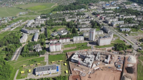 Микрорайон Радужный и строительство школы в городе Кирове - съемка с дрона в 2021 году. Стоковое видео, видеограф Владислав Самошкин / Фотобанк Лори