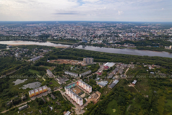 Микрорайон Спичфабрики и река Вятка в городе Кирове - аэросъемка 2024 года. Стоковое фото, фотограф Владислав Самошкин / Фотобанк Лори