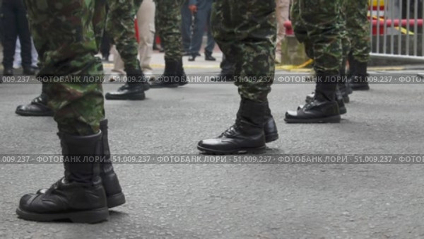 Military parade formation, soldiers marching in sync, armed troops on patrol. Стоковое видео, видеограф ALEJANDRO PEREZ ALVARES / Фотобанк Лори