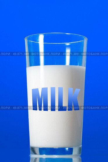 Milk in glass isolated on blue. Стоковое фото, агентство Ingram Publishing / Фотобанк Лори