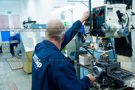Milling-machine operator works at the machine (2019 год). Редакционное фото, фотограф Сергей Буторин / Фотобанк Лори