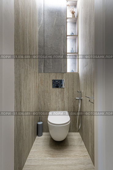 Minimalist Bathroom with Wall-Hung Toilet and Built-In Shelves. Стоковое фото, фотограф Дмитрий Головач / Фотобанк Лори