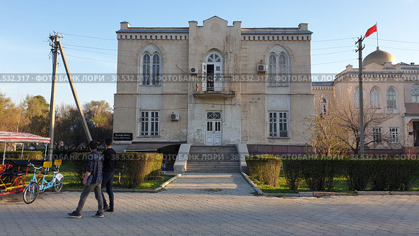 Министерство культуры (ранее Совнарком, построен в 1925-1928 годах, архитектор Зенков). Улица Пушкина, 78. Бишкек. Киргизия (2022 год). Редакционное фото, фотограф lana1501 / Фотобанк Лори