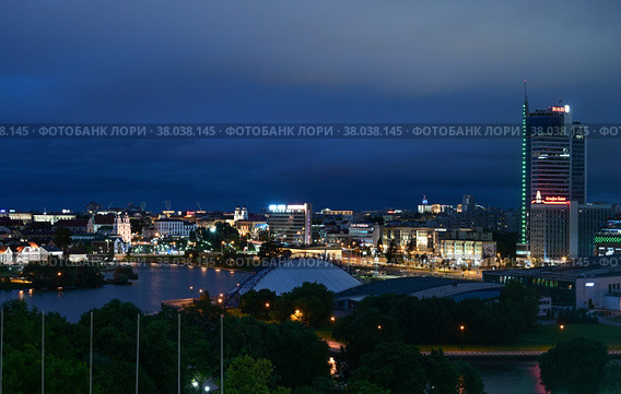 Minsk city centre with the Svisloch River at night, Belarus (2022 год). Редакционное фото, фотограф Алексей Кузнецов / Фотобанк Лори