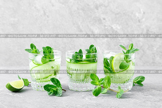 Mint, lime and cucumber refreshing infused detox cocktail with ice, light refreshment summer mocktail. Стоковое фото, агентство Ingram Publishing / Фотобанк Лори