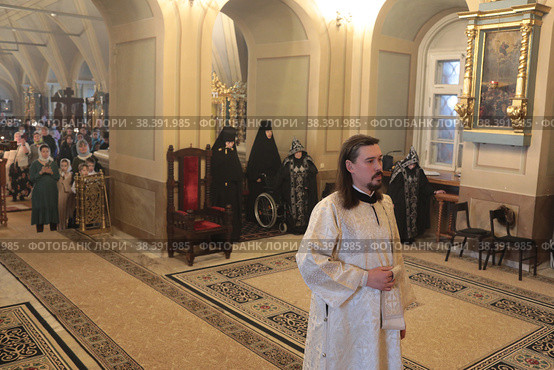 Митрополит Ювеналий рукоположил диакона Александра Тарабрина во пресвитера (2021 год). Редакционное фото, фотограф Дмитрий Неумоин / Фотобанк Лори