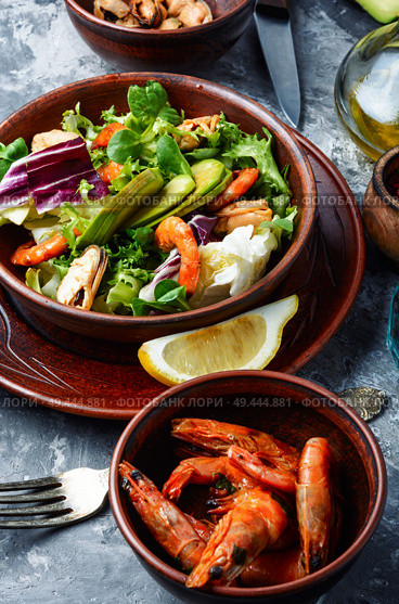 Mix of salad with shrimps,mussel and avocado. Healthy salad of shrimp. Стоковое фото, агентство Ingram Publishing / Фотобанк Лори