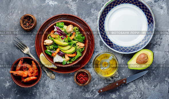 Mix of salad with shrimps,mussel and avocado. Seafood salad with prawns. Стоковое фото, агентство Ingram Publishing / Фотобанк Лори
