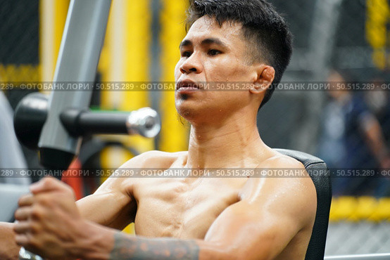 Mixed martial arts fighter going to the gym to build strong muscles To help make the collision more intense and help reduce injuries from punching as well. Стоковое фото, агентство Ingram Publishing / Фотобанк Лори