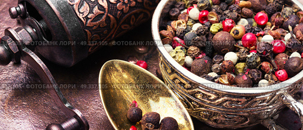Mixed of peppercorn. set of peppers and a mill for grinding seasonings and spices. Стоковое фото, агентство Ingram Publishing / Фотобанк Лори
