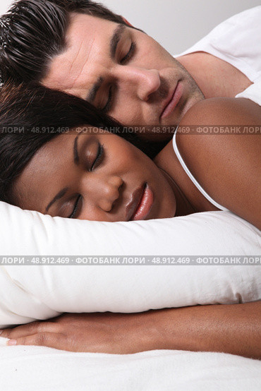 Mixed-race couple asleep. Стоковое фото, агентство Ingram Publishing / Фотобанк Лори