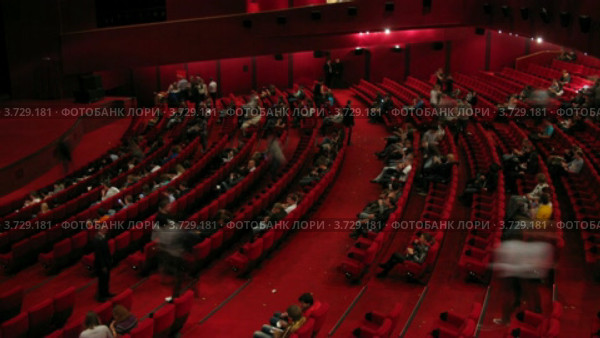 Много людей в кинозале (2010 год). Редакционное видео, видеограф Losevsky Pavel / Фотобанк Лори