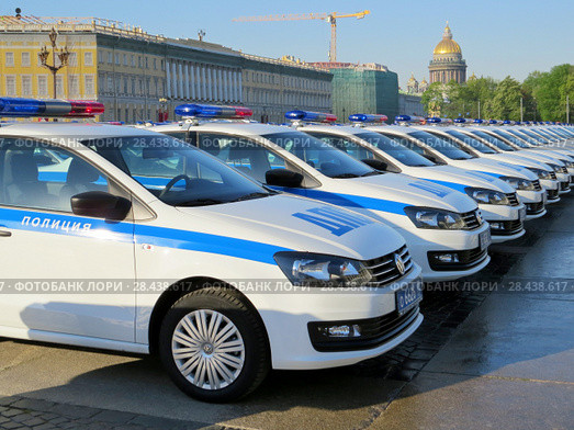 Много новых автомобилей полиции ДПС стоят в ряд на Дворцовой площади в Санкт-Петербурге (2018 год). Редакционное фото, фотограф ViktoriiaMur / Фотобанк Лори