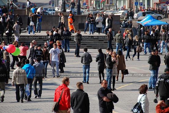 Многолюдно на Манежной площади в Москве (2010 год). Редакционное фото, фотограф lana1501 / Фотобанк Лори