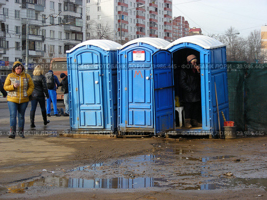 Мобильные платные туалетные кабинки у метро Щелковская. Уральская улица. Район Гольяново. Москва (2015 год). Редакционное фото, фотограф lana1501 / Фотобанк Лори