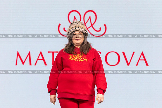 Модель демонстрирует спортивную одежду бренда Matrosova на подиуме во время проведения выставки-форума "Россия" на ВДНХ в городе Москве, Россия (2024 год). Редакционное фото, фотограф Николай Винокуров / Фотобанк Лори