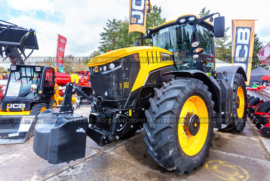 Modern agricultural wheeled tractor JCB exhibited at the annual Volga agro-industrial exhibition (2019 год). Редакционное фото, фотограф FotograFF / Фотобанк Лори