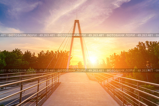 Modern footbridge across the Anhor canal in Navruz park at sunset in summertime, Uzbekistan, Tashkent. (2023 год). Редакционное фото, фотограф Емельянов Евгений Викторович / Фотобанк Лори
