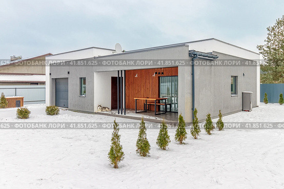 Modern one-storey house with a flat roof in winter. Стоковое фото, фотограф Дмитрий Головач / Фотобанк Лори