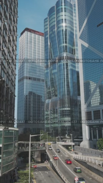 Modern skyscrapers reflect city skyline in bright daylight. Стоковое видео, видеограф Михаил Коханчиков / Фотобанк Лори