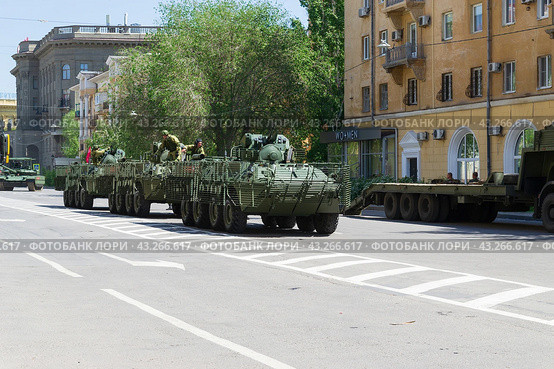 Модернизированные бронетранспортёыр БТР-82М, подготовка к параду Победы. Волгоград, улица Мира, Россия. (2024 год). Редакционное фото, фотограф Андрей Цыганков / Фотобанк Лори