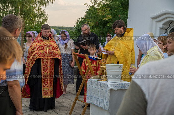 Молебен возле церкви Иоанна Богослова во время крестного хода в память святых царственных страстотерпцев в Арзамасе (2014 год). Редакционное фото, фотограф Аркадий Рыпин / Фотобанк Лори