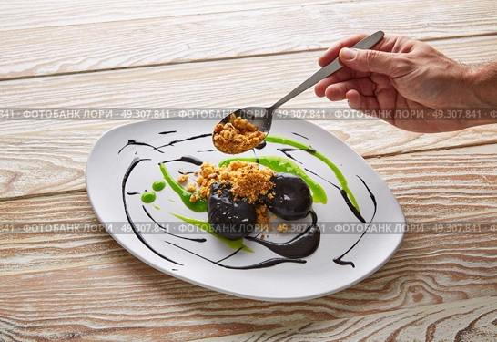 Molecular gastonomy cuttlefish roes with citrus mayonnaise. Стоковое фото, агентство Ingram Publishing / Фотобанк Лори