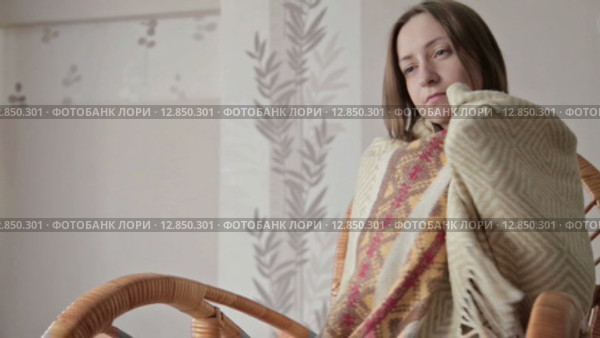 Молодая девушка кутается в плед и достает пульт. Стоковое видео, видеограф Aleksey Popov / Фотобанк Лори