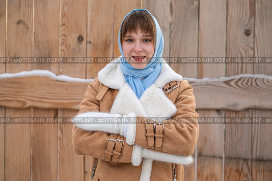 Молодая девушка в дубленке позирует в зимнем парке. Стоковое фото, фотограф Андрей Аркуша / Фотобанк Лори