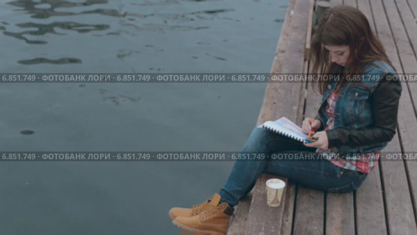 Молодая художница что-то рисует в порту. Стоковое видео, видеограф Denis Mishchenko / Фотобанк Лори