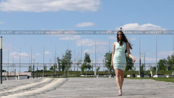 Молодая красивая девушка в бирюзовом платье. Стоковое видео, видеограф Андрей Аркуша / Фотобанк Лори