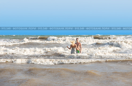 Молодая пара среди морских волн. Стоковое фото, фотограф Ирина Игумнова / Фотобанк Лори