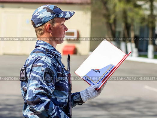 Молодой курсант МВД принимает присягу на площади. Полицеский читает текст присяги. (2019 год). Редакционное фото, фотограф Евгений Зимин / Фотобанк Лори