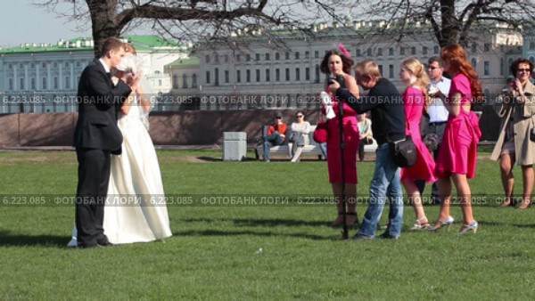 Молодожены во время фотосессии в парке (2014 год). Редакционное видео, видеограф Кекяляйнен Андрей / Фотобанк Лори