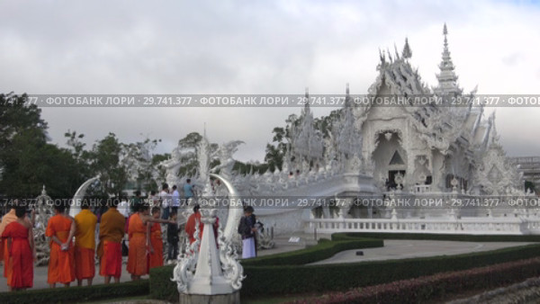 Молодые буддистские монахи у Белого храма (Wat Rong Khun). Чианг Рай, Таиланд (2018 год). Редакционное видео, видеограф Виктор Карасев / Фотобанк Лори