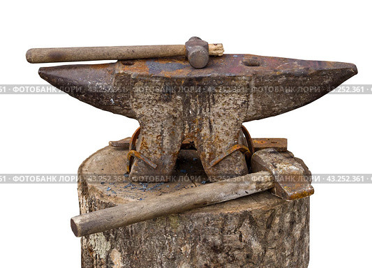 Молот кузнеца лежит на наковальне на белом фоне. Hammer of the blacksmith lies on the anvil on white background. Стоковое фото, фотограф Татьяна Д / Фотобанк Лори