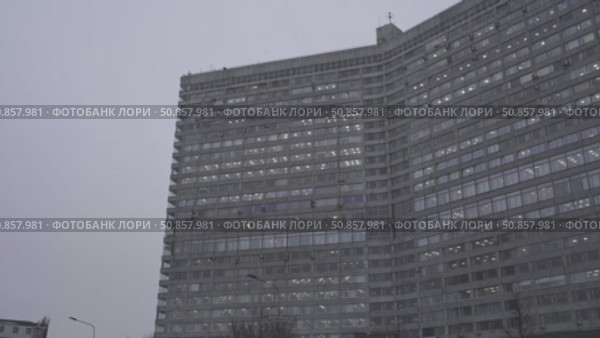 Monolithic Soviet-Era Office Building on an Overcast Day. Стоковое видео, видеограф Поскребышев Михаил / Фотобанк Лори