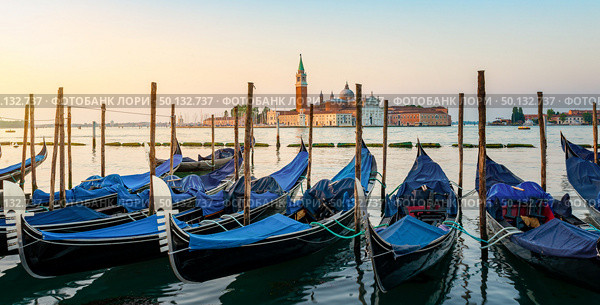 Moored Gondolas at venetian sunrise in front of San Giorgio Maggiore. Стоковое фото, агентство Ingram Publishing / Фотобанк Лори