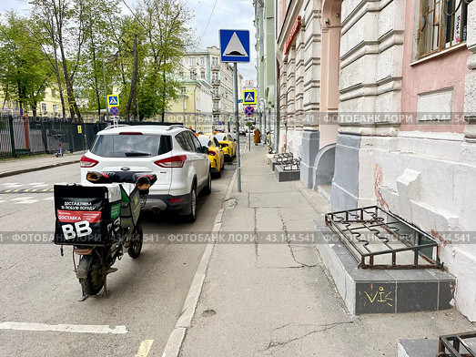 Мопед курьера "Вкусвилл" в Лялином переулке в Москве. Редакционное фото, фотограф Овчинникова Ирина / Фотобанк Лори