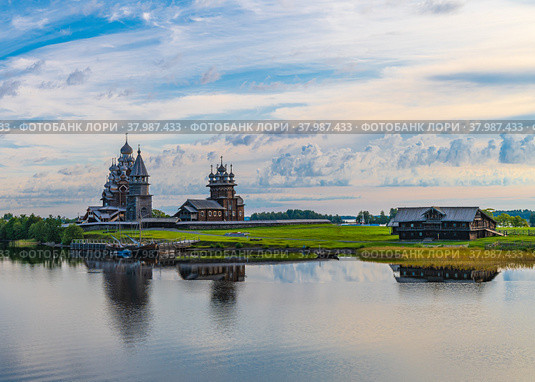 Morning view of the wooden buildings of the Kizhi island from a cruise ship (2021 год). Редакционное фото, фотограф Михаил Аккуратoв / Фотобанк Лори